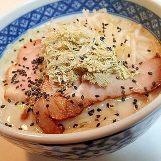 もやし・チャ一シュー・とろろ昆布の豚骨ラーメン